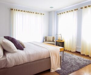 bed-g8592ae2e4_1920
